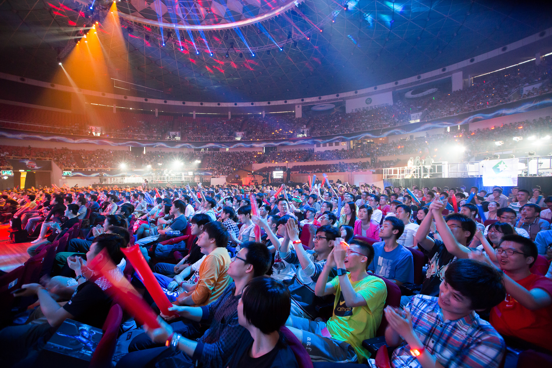 场面火爆！英雄联盟观众席沸腾不已的简单介绍