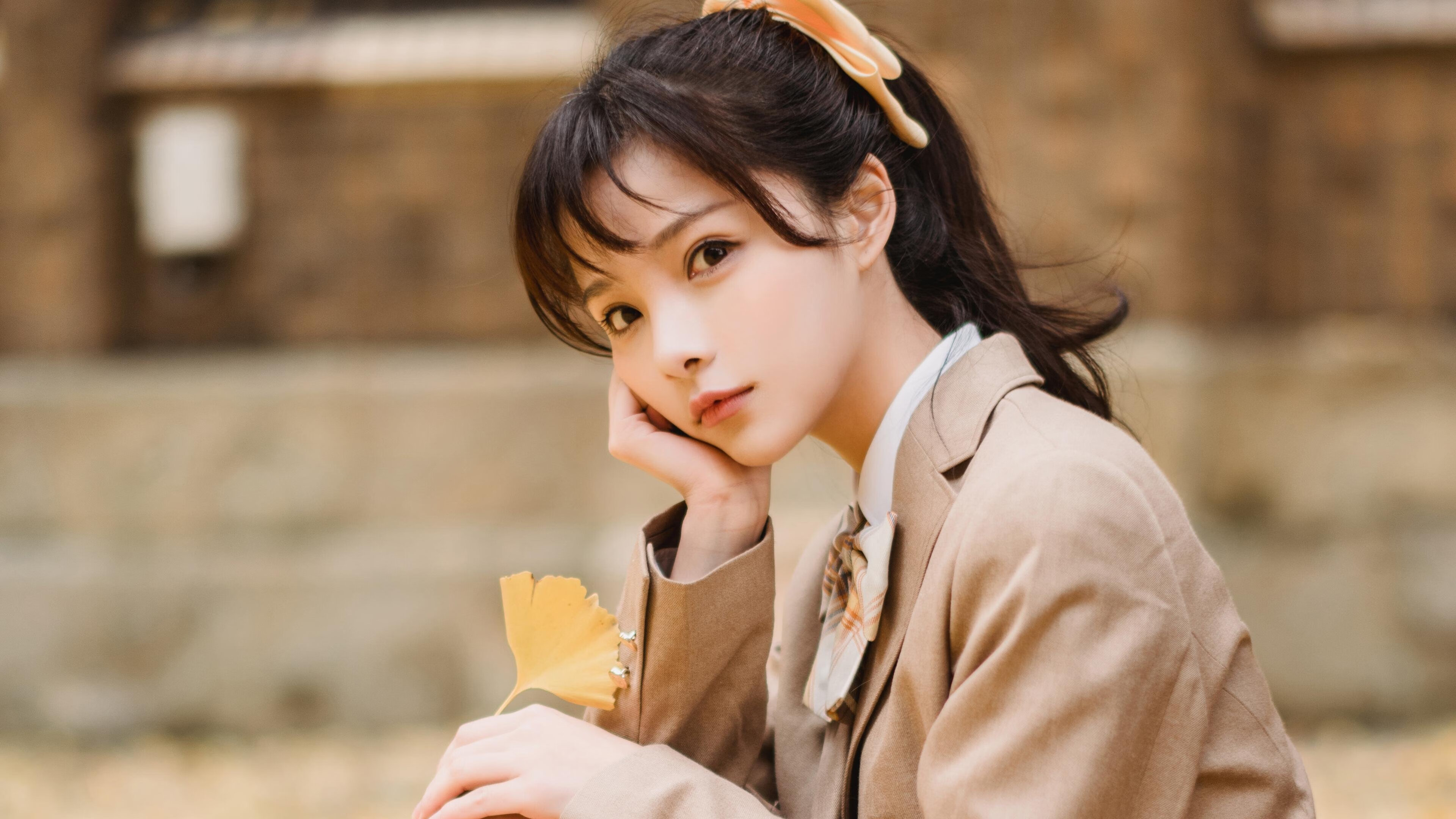 球场上的洲际战争，当NBA季后赛的绞杀美学遇上曼城与玻利维亚的生存寓言