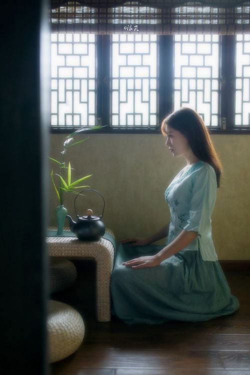 2026世界杯之夜，时代广场的聚光灯下，阿劳霍用伤疤扛起一个国家的日出