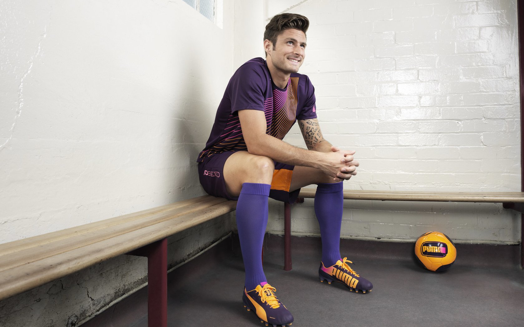 当曼城穿上红色，法比尼奥的错位传奇，一场定义唯一的友谊赛